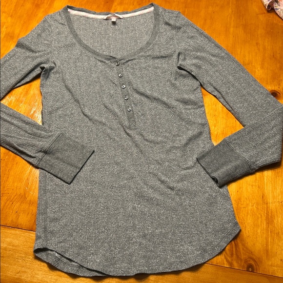 Victoria's Secret Long Sleeve Gray Metallic Henley Pajama Top Size Medium - Picture 6 of 9